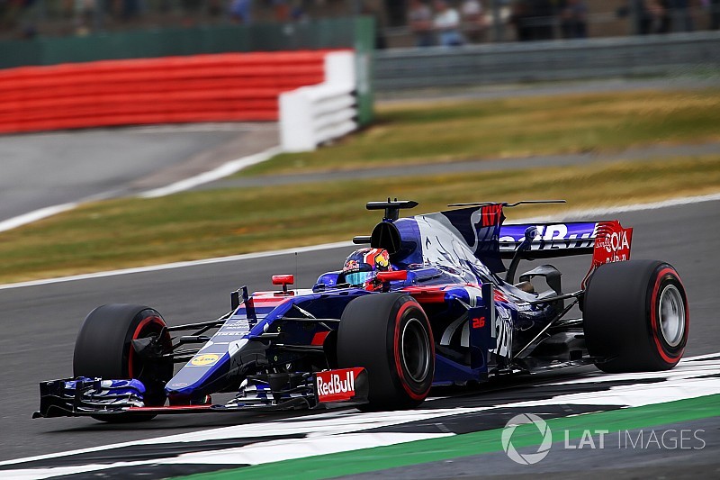 Villeneuve: "Kvyat è imbarazzante. Dovrebbe saltare delle gare"