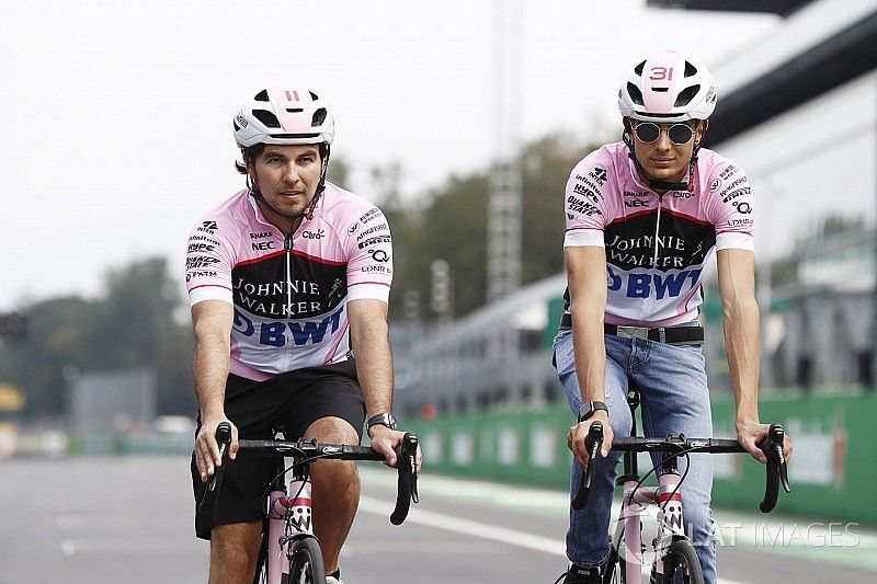 Esteban Ocon, Force India y Sergio Pérez, Force India, andan por el circuito en bicicleta