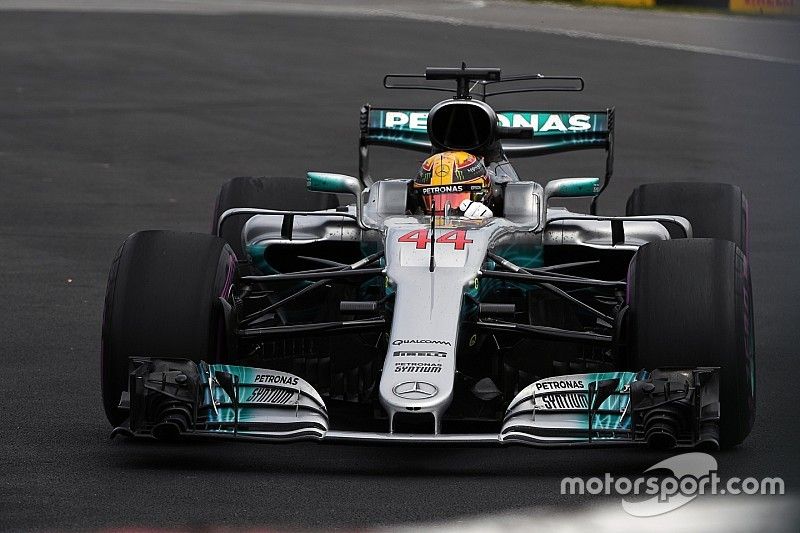 “Estamos um pouco atrás da Ferrari”, avalia Hamilton