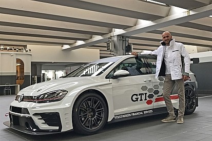 Massimiliano Gagliano sulla Volkswagen Golf GTI al via del TCR Italy
