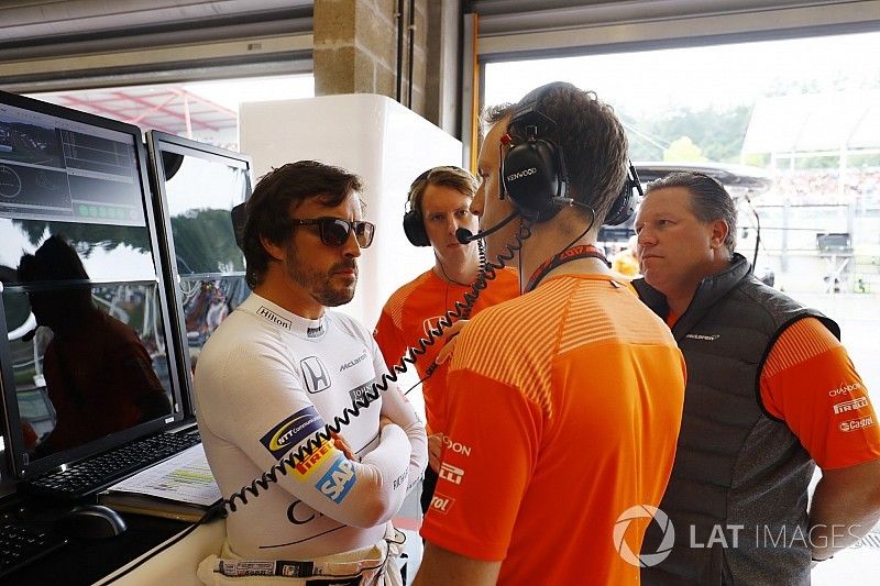 Fernando Alonso, McLaren, in gesprek met zijn ingenieur en Zak Brown, uitvoerend directeur bij McLar