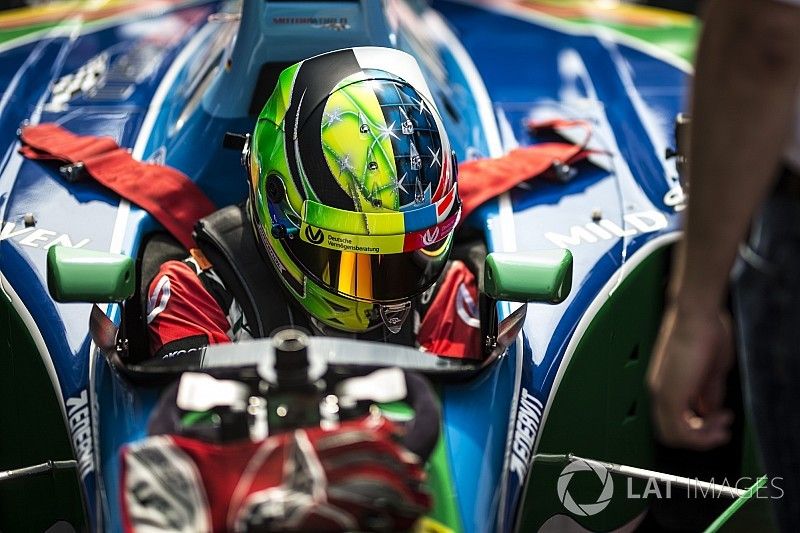 Képeken, ahogy Mick Schumacher pályára vitte Michael legendás F1-es autóját