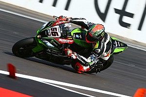 Sykes lidera la jornada del WorldSBK, que tuvo un recuerdo para Barcelona