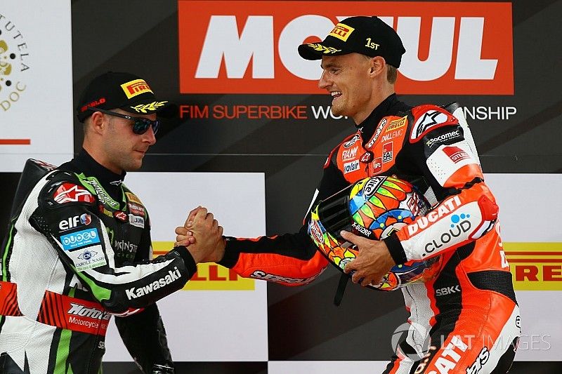 El ganador Chaz Davies, Ducati Team, segundo Jonathan Rea, Kawasaki Racing