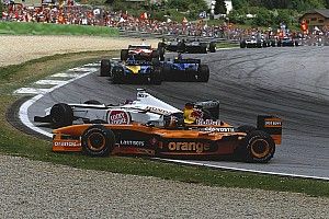 F1-es autók parádéztak az ausztrál éjszakában: videón a jelenet