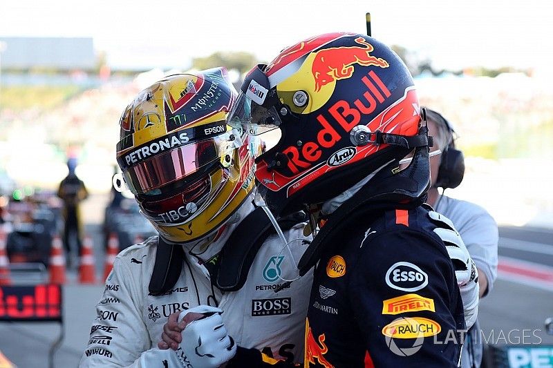 Race winner Lewis Hamilton, Mercedes AMG F1 celebrates with Max Verstappen, Red Bull Racing in parc 