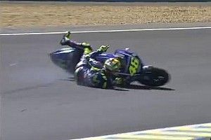 Viñales se impone en un explosivo duelo con Rossi, que termina en el suelo