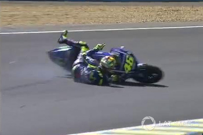 Viñales se impone en un explosivo duelo con Rossi, que termina en el suelo