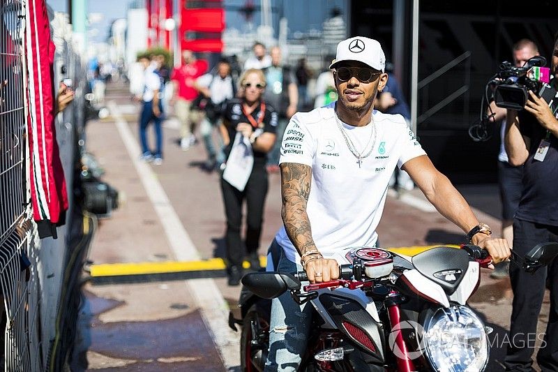 Wolff dice que Hamilton es una "persona diferente" tras la retirada de Rosberg