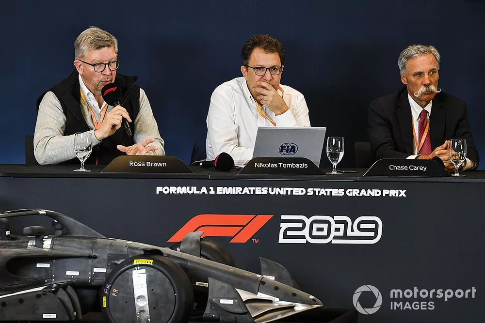 Annonce de la r&eacute;glementation F1 2021 : Ross Brawn, directeur g&eacute;n&eacute;ral de la F1, Nikolas Tombazis et Chase Carey, pr&eacute;sident de la F1