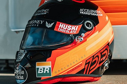 Sainz ezzel a sisakkal készül a 100. F1-es Nagydíjára