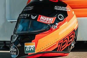 Sainz ezzel a sisakkal készül a 100. F1-es Nagydíjára