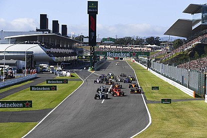Videón, ahogy Vettel kiugrik a startnál Japánban