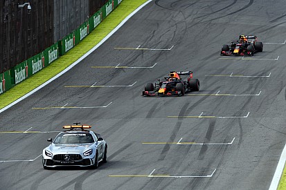 Albon drámai rádióüzenete Hamilton manővere után: forrt a dühtől