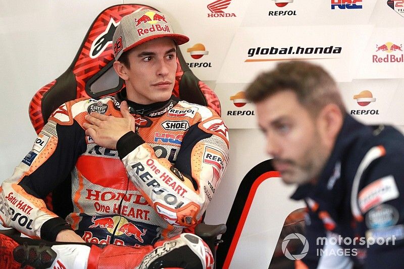 Márquez chute sur une plaque d'humidité et se déboîte une épaule
