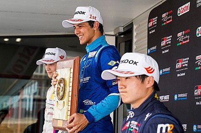 Igor Fraga volta a vencer em Hampton Downs e assume liderança da Toyota Racing Series
