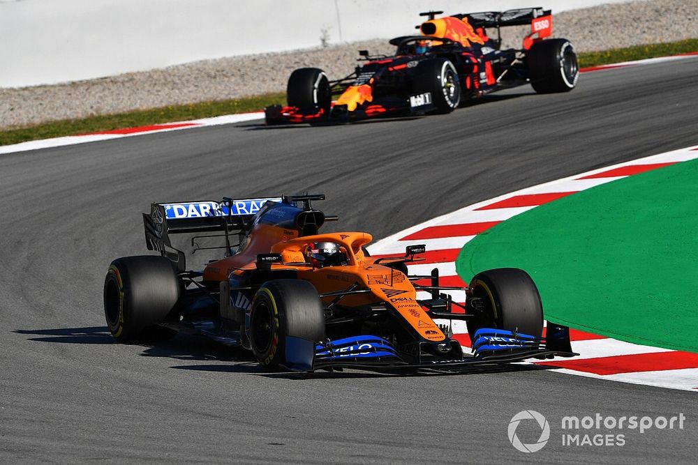 Carlos Sainz Jr., McLaren MCL35 voor Alex Albon, Red Bull Racing RB16 