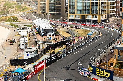 Newcastle Supercars: Whincup sets Friday pace