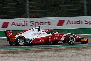 Leszakadt az F3-as autó hátulja a silverstone-i versenyen: félelmetes