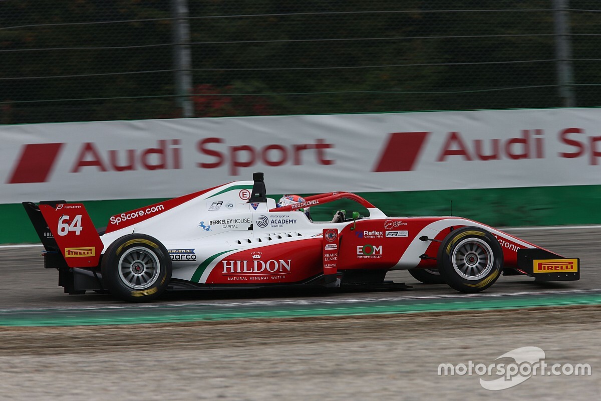 Leszakadt az F3-as autó hátulja a silverstone-i versenyen: félelmetes