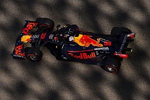 Ферстаппен опередил пилотов Mercedes в последней тренировке 2019 года
