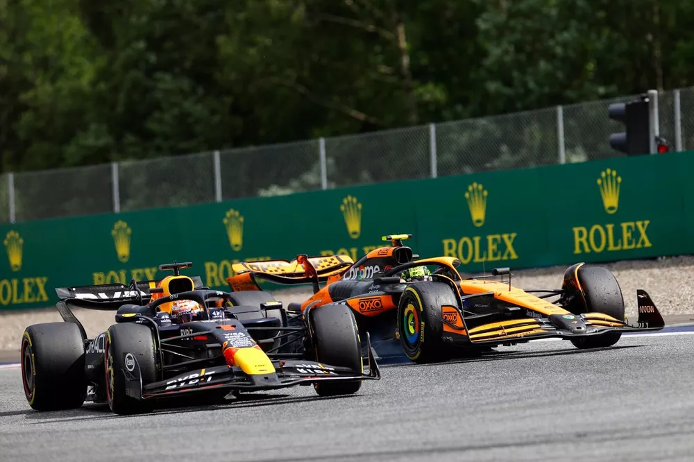 Max Verstappen, Red Bull Racing RB20, devant Lando Norris, McLaren MCL38