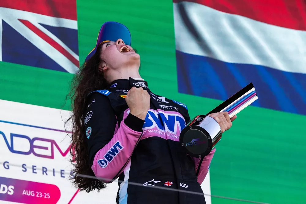 Abbi Pulling, Rodin Motorsport, 1st position, celebrates on the podium