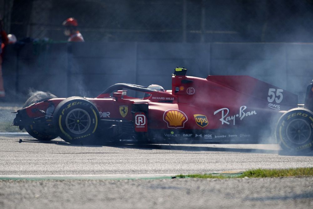 Carlos Sainz Jr., Ferrari SF21, si schianta e causa una bandiera rossa