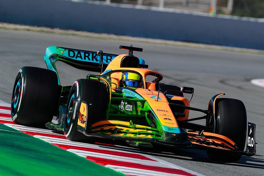 Lando Norris, McLaren MCL36, con pintura para medir el comportamiento aerodinámico