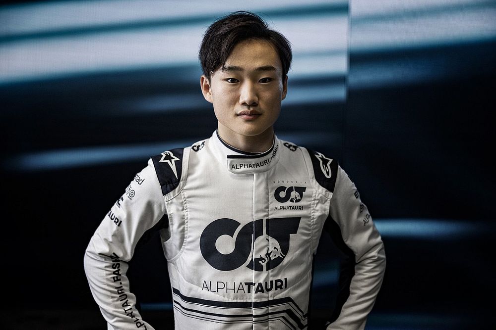 Tsunoda renueva el color de su casco para la F1 2022