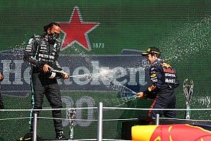 Hamilton sale a aclarar su comentario sobre Sergio Pérez