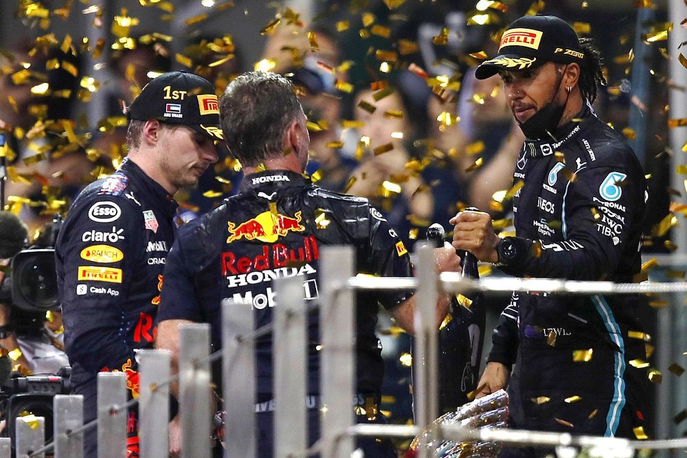 Max Verstappen, Red Bull Racing, 1e positie, Christian Horner, Team Principal, Red Bull Racing, Lewis Hamilton, Mercedes, 2e positie, Carlos Sainz Jr., Ferrari, 3e positie, op het podium