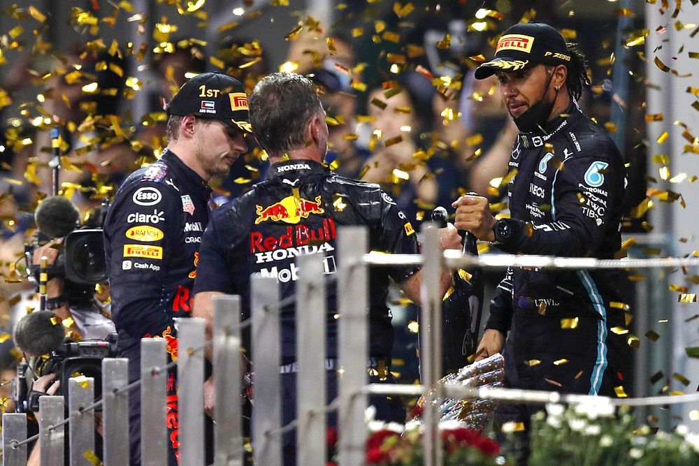 Max Verstappen, Red Bull Racing, 1e positie, Christian Horner, Team Principal, Red Bull Racing, Lewis Hamilton, Mercedes, 2e positie, Carlos Sainz Jr., Ferrari, 3e positie, op het podium