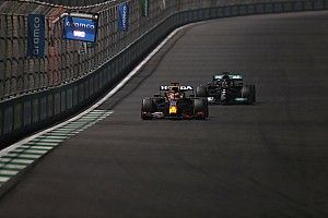 Hamilton no fue avisado de que Verstappen debía cederle la posición