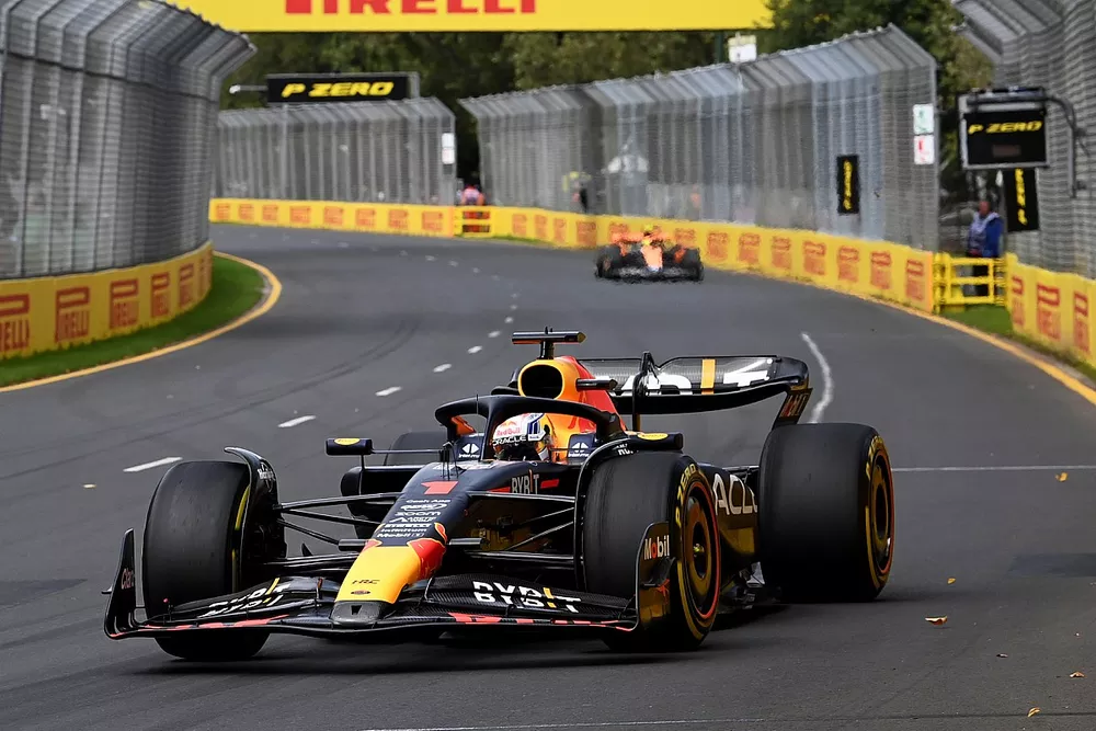 Max Verstappen, Red Bull Racing RB19, Lando Norris, McLaren MCL60