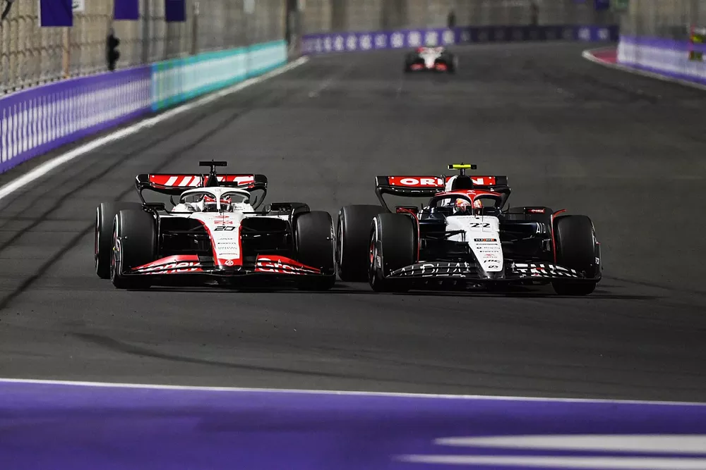 Yuki Tsunoda, AlphaTauri AT04, lotta con Kevin Magnussen, Haas VF-23