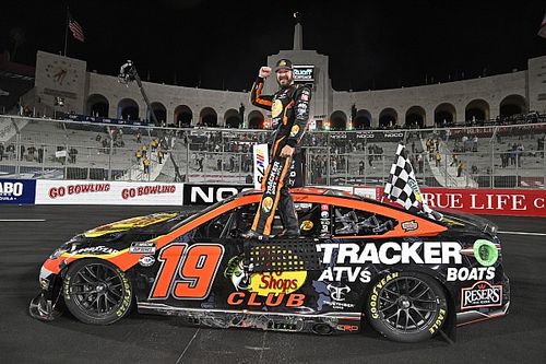 Truex wins chaotic Clash at the L.A. Coliseum
