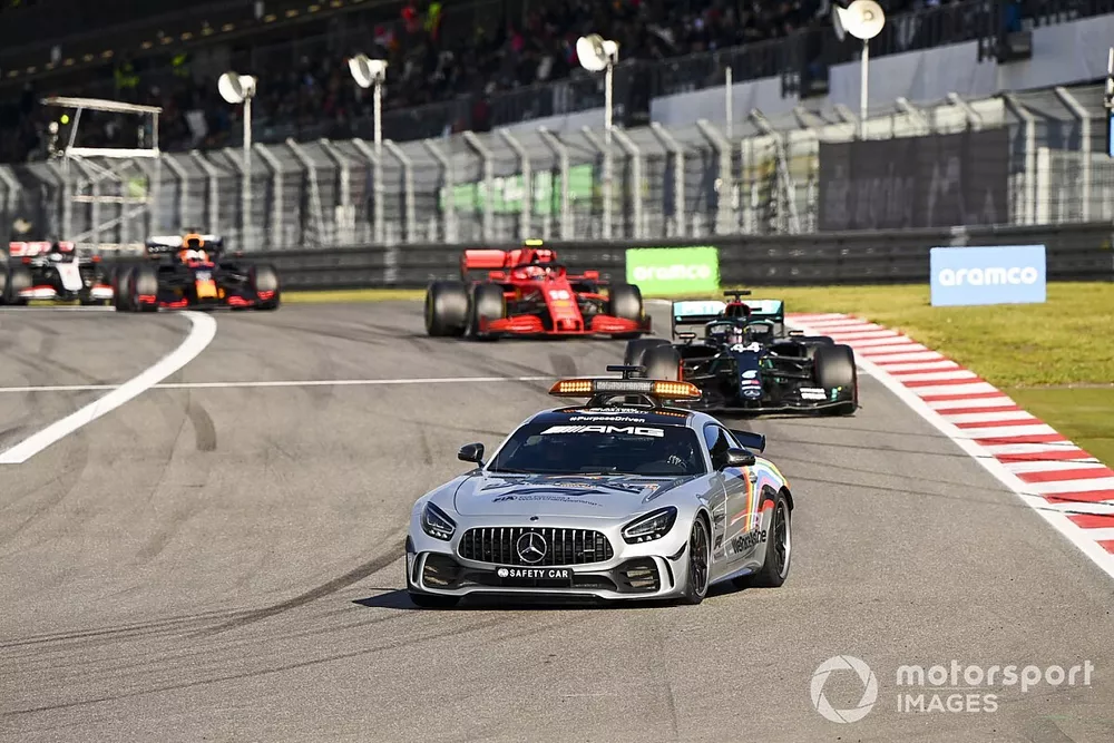 Safety Car Lewis Hamilton, Mercedes F1 W11 en Charles Leclerc, Ferrari SF1000 