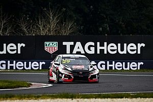 Hatalmas bukás a WTCR szlovák futamán, Michelisz egy 7. és 10. helyet szerzett eddig