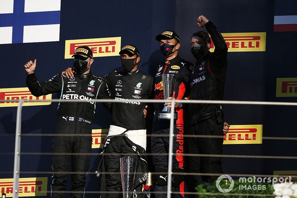 Hamilton wint spectaculaire GP van Toscane, nieuwe DNF Verstappen