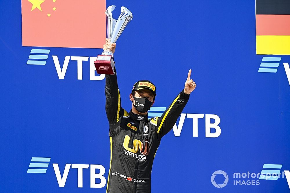 Race Winner Guanyu Zhou, UNI-Virtuosi celebrates on the podium with the trophy