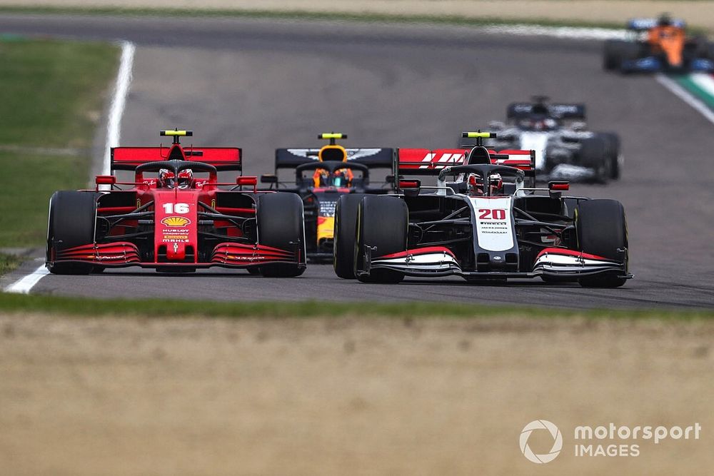 Kevin Magnussen, Haas VF-20, se bat avec Charles Leclerc, Ferrari SF1000