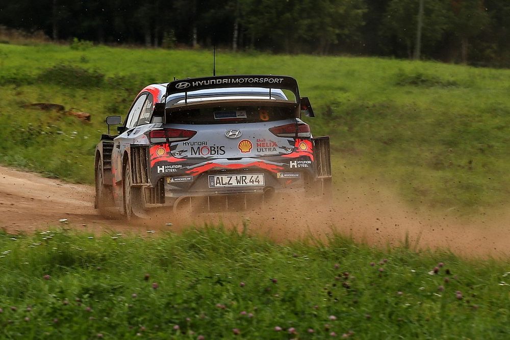WRC, Rally Estonia, PS7-9: Neuville va KO. Ogier torna terzo