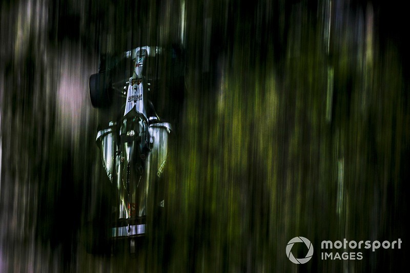 Videón Hamilton varázslatos pole köre Szingapúrból