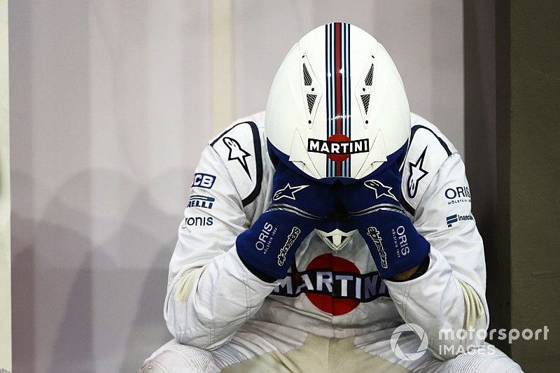 A Williams mechanic copes with the heat in the garage