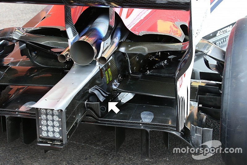 Minibajszok jelentek meg a Sauber C37 hátulján