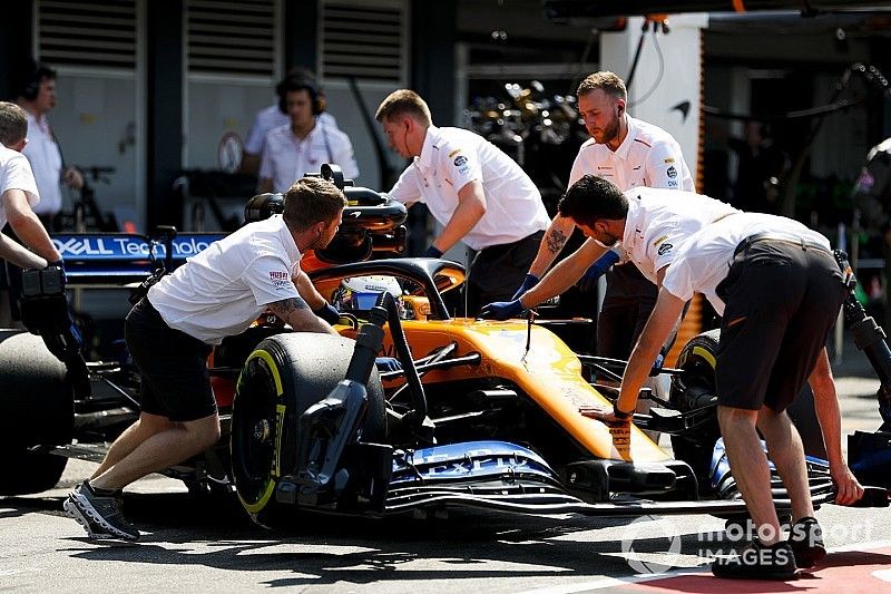 Lando Norris, McLaren MCL34, is returned to the garage