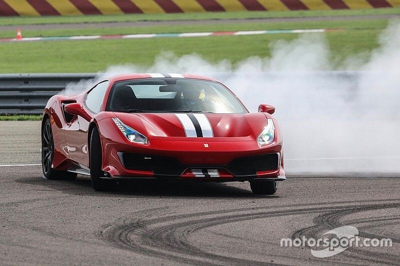 Leclerc csak lazán a Ferrari egyik legújabb autójával Monacóban