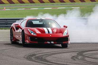 Leclerc csak lazán a Ferrari egyik legújabb autójával Monacóban
