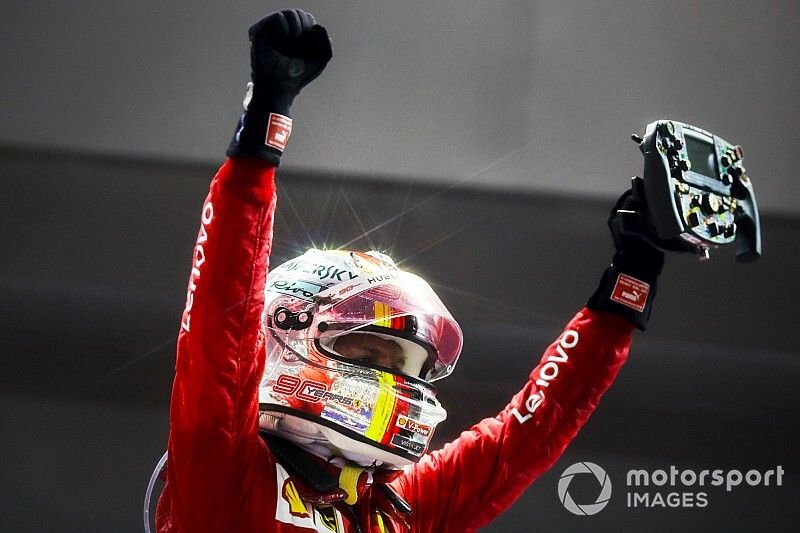 Ganador de la carrera Sebastian Vettel, Ferrari celebra en el Parc Ferme 